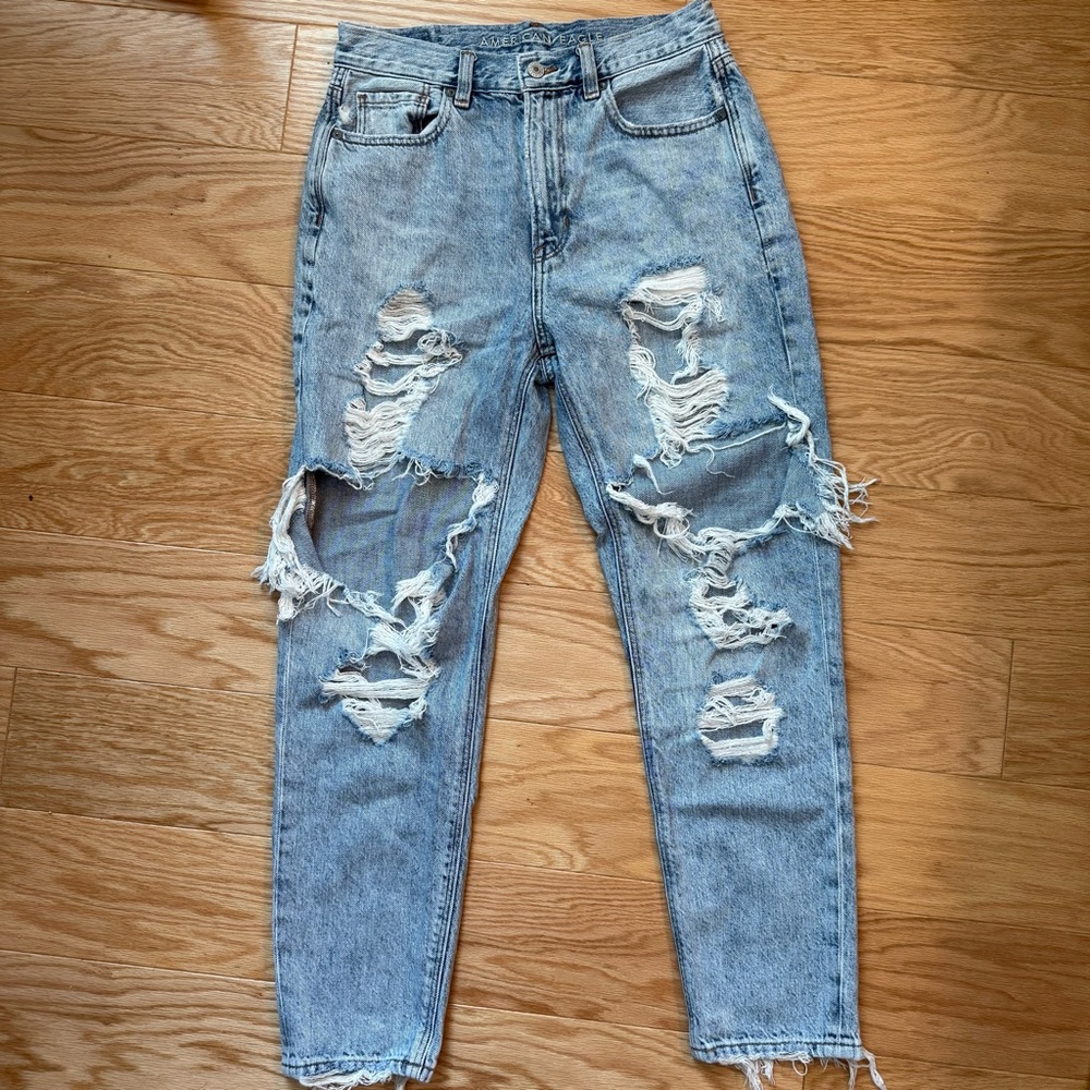 American Eagle Mom Jeans – Size 4 – Distressed High Rise